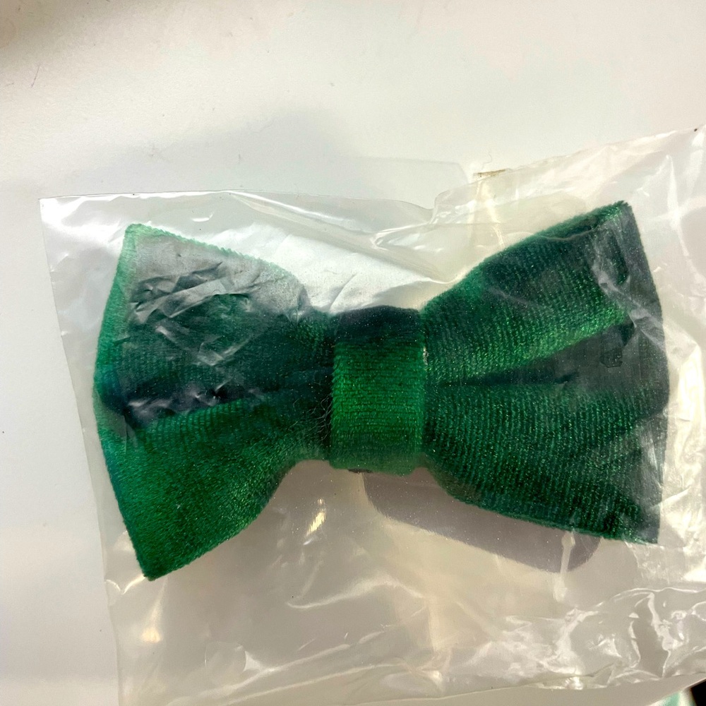 Green velvet pet bow